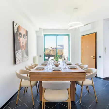 4 Bd With Near Center Private Parking *