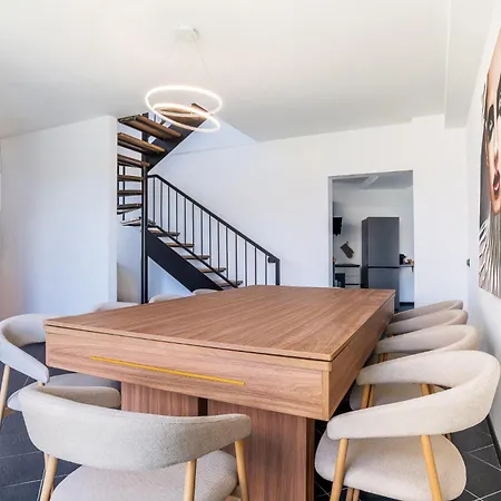 公寓 4 Bd With Near Center Private Parking *