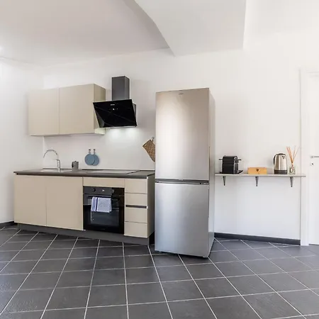 4 Bd With Near Center Private Parking 公寓