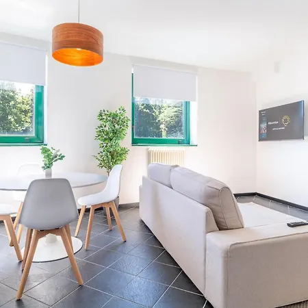 4 Bd With Near Center Private Parking 科莫
