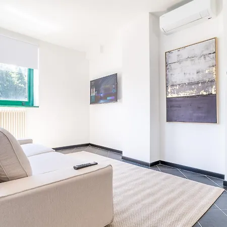 4 Bd With Near Center Private Parking *