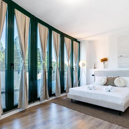 4 Bd With Near Center Private Parking