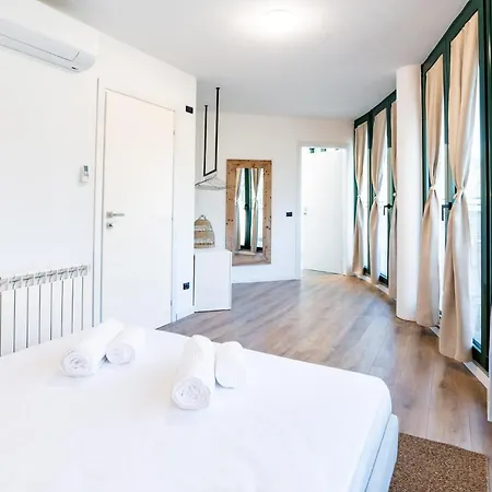 4 Bd With Near Center Private Parking 科莫