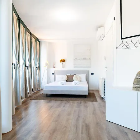 4 Bd With Near Center Private Parking * 科莫