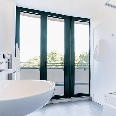 4 Bd With Near Center Private Parking 科莫