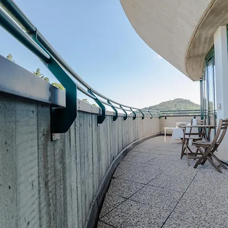 4 Bd With Near Center Private Parking *
