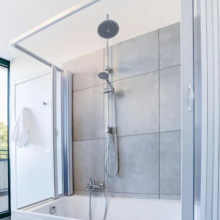 4 Bd With Near Center Private Parking 公寓 *