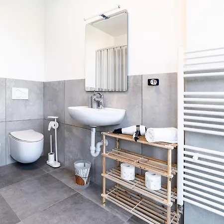 4 Bd With Near Center Private Parking 科莫