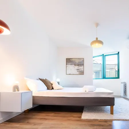 公寓 4 Bd With Near Center Private Parking *