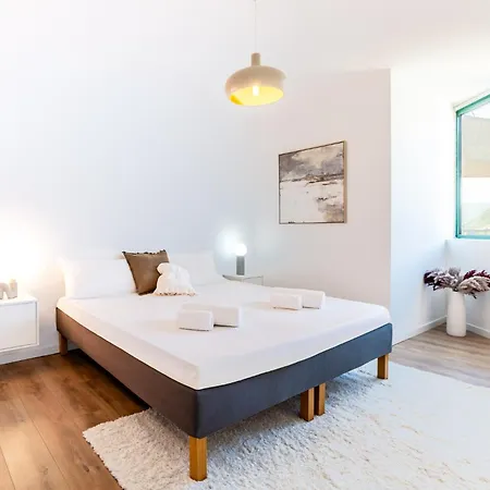 4 Bd With Near Center Private Parking * 科莫