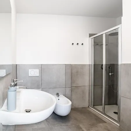 公寓 4 Bd With Near Center Private Parking *