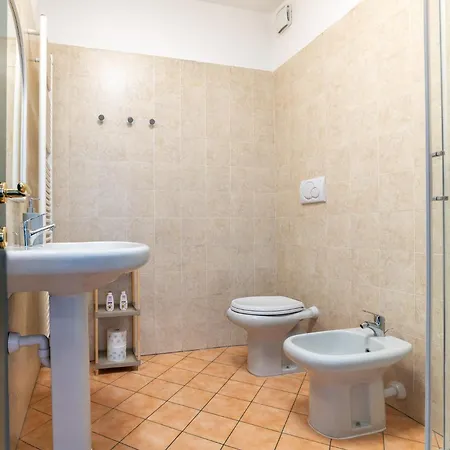 4 Bd With Near Center Private Parking * 科莫