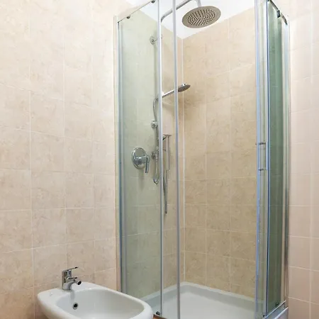 4 Bd With Near Center Private Parking * 科莫