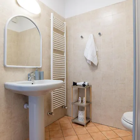 4 Bd With Near Center Private Parking 公寓